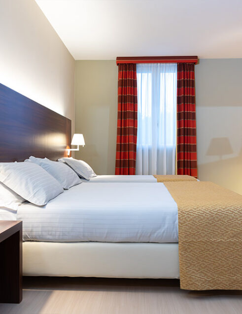 Spaziosa camera matrimoniale con letto - Delfina Palace Hotel Foligno